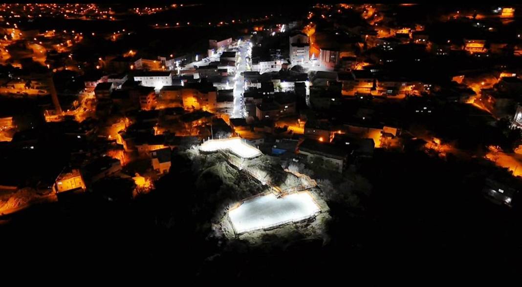 O kentin cazibe merkezi oldu: Tarihi kalede ışıklandırma sürprizi! Hem gündüz, hem akşam ziyaret edilebiliyor 8